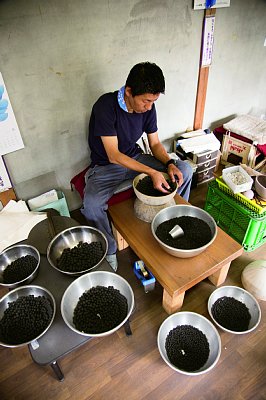 野村花火工業の花火作りの様子
