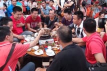中国で毎年恒例の「犬肉祭り」 1日で養殖犬10000頭食べる