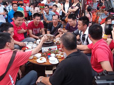 犬肉火鍋を囲む市民（中国・広西チワン族自治区）