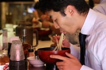 ラーメン屋感覚で男性1人で入れるパスタ屋 行列できる人気