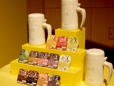 フレーバーは「芳醇カシスコーヒー」「白桃烏龍茶」など全12種類