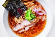 東京の行列店の冷やしラーメン 煮干しの香りが引き立つ一杯