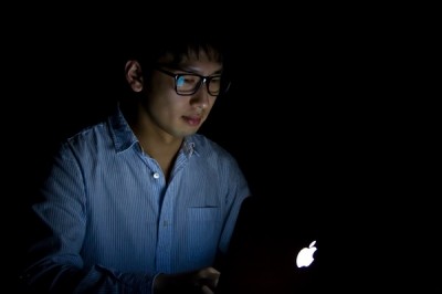 ブラック企業で残業する男性