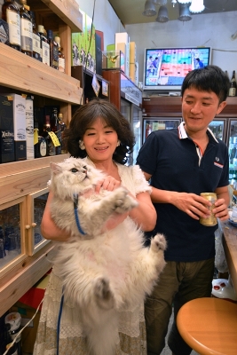 5代目の堤竜一さんと看板猫ナポレオンを抱くお母さん