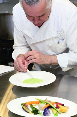 自ら皿を仕上げるブシェ氏