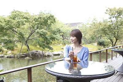 眞鍋かをりが温泉旅館を訪問。庭園の眺望も満喫