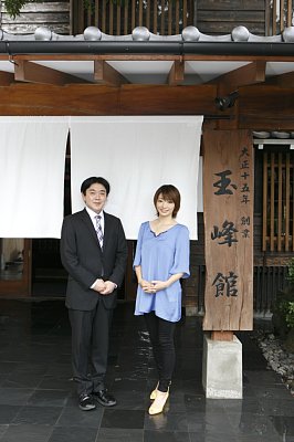 玉峰館支配人の上野大志さんと、眞鍋かをり