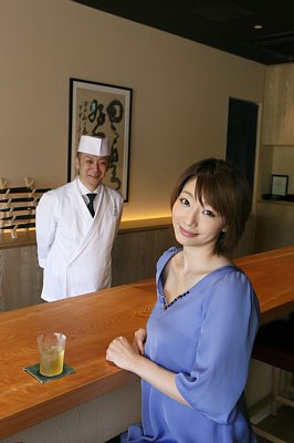 玉峰館「旬彩 六感」の料理長・立石真平氏と眞鍋かをり