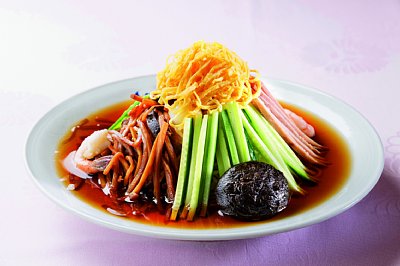 冷やし中華「元祖」の1つ神田・揚子江菜館の五色涼拌麺