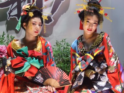 東京ゲームショウに登場した「芸者コンパニオン」