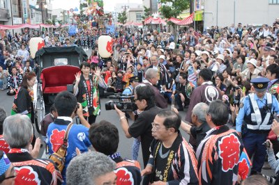 岩手・久慈市の「秋まつり」に参加した能年玲奈と宮本信子