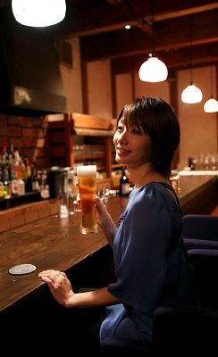 温泉旅館を満喫しバーでくつろぐ眞鍋かをり