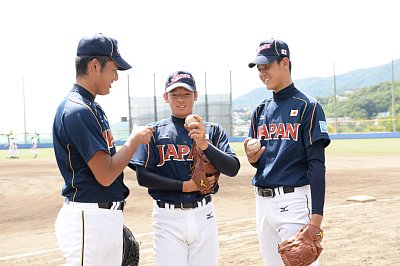 決め球の握りを見せ合い密談する日本代表3本柱