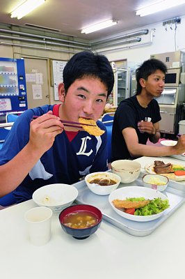 「最初はおかずが多くて驚いた」という西武・佐藤勇選手