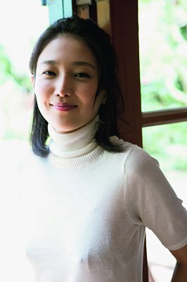 ついに写真集が発売された謎の美女YURI