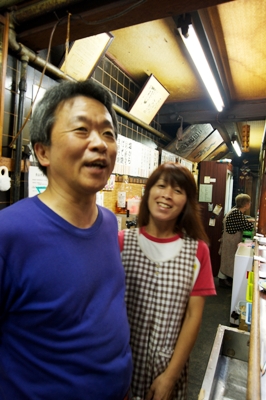 看板娘と並ぶ店の名物がつまみだ。久代さんの義妹にあたる明子さんが担当