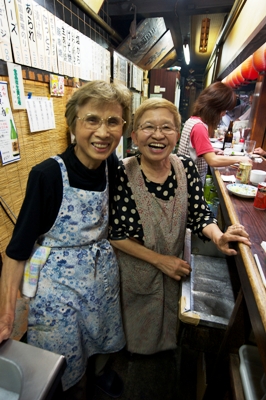 昭和35年からカウンターに立つ看板娘・久代さん（右）と料理担当の義妹の明子さん（左）