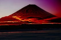 赤く染まった富士山に雲龍が舞い上がるレッドドラゴンの写真
