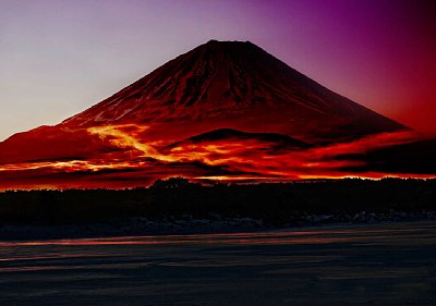 赤く染まった富士山に雲龍が舞い上がるレッドドラゴンの写真 Newsポストセブン