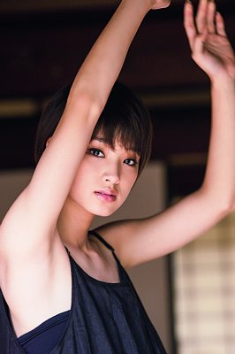 剛力彩芽が「オトナ視線」