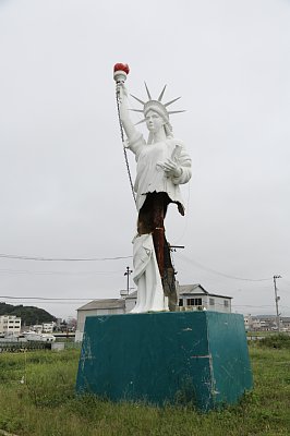震災で片足部分が削れたままの自由の女神（石巻市）