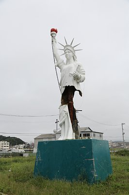 震災で片足部分が削れたままの自由の女神（石巻市）