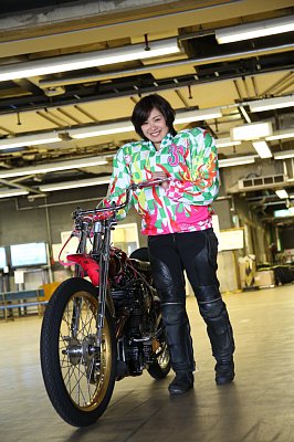 5歳の頃からバイクに乗っているという益春菜