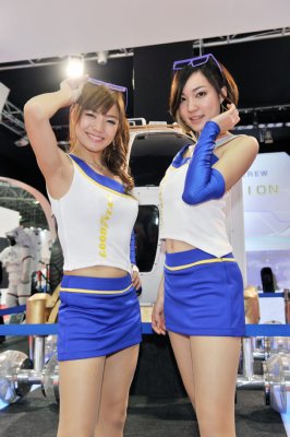 日本グッドイヤーの美女2人はセクシーさ満点（モーターショー）