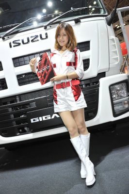 いすゞのコンパニオンはトラック野郎の好みのタイプ？