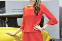 真っ赤な口紅と衣装で登場の日産コンパニオン(モーターショー)