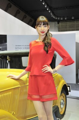 真っ赤な口紅と衣装で登場の日産コンパニオン（モーターショー）