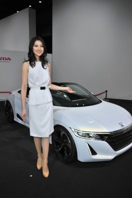 ホンダの小型スポーツカー「S660」を紹介するコンパニオン