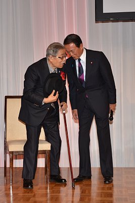 さいとう・たかを氏に話しかける麻生太郎副総理