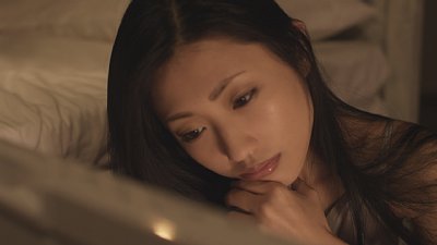 MVで悩ましげな表情を見せる壇蜜