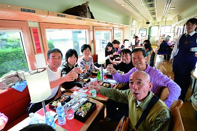 肥薩おれんじ食堂の車内は大賑わい