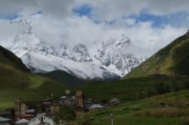 ウシュグリ村の遠景(後ろにそびえているのがグルジア最高峰のシハラ山)