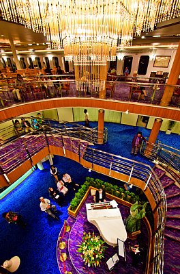 5階のエントランスロビーは7階までの吹き抜け