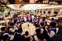 日本の豪華客船 記念日の盛大なお祝いが魅力で毎年乗る人も