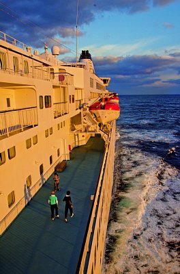 豪華客船クルーズで早朝、朝陽を浴びながら海上散歩も