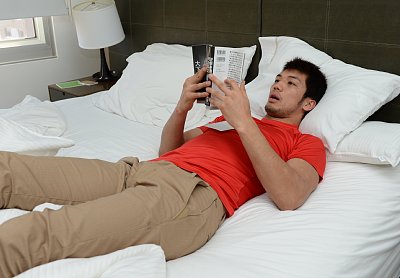 練習の合間の息抜きに読書をする村田諒太