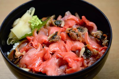 ほとんど地元に出回らない閖上産赤貝を使った丼