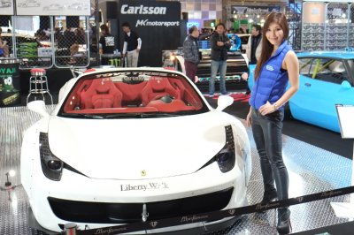 スリムな黒の皮パンツがキマッている美人コンパニオン