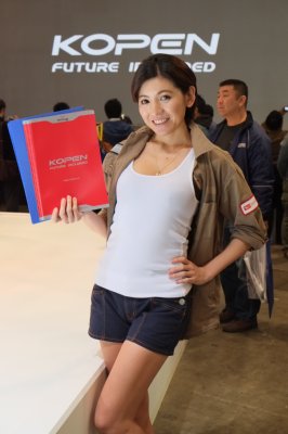 デニムのショートパンツが似合うダイハツブースのコンパニオン