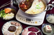 トウ小平らを饗した料理長が作る18種類の具材を使った薬膳鍋