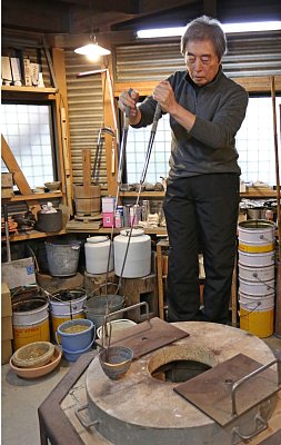 自宅の窯場で陶芸の工程を説明する細川護煕氏