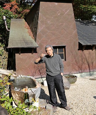 湯河原の草庵に源泉を引き、自らつくった湯飲みで温泉水に舌鼓