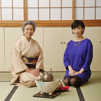 細江純子さん（右）と原千代江さんが17年ぶりに再会