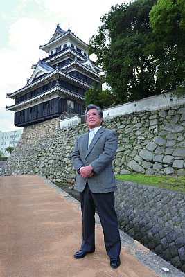 中津城（大分県）で黒田勘兵衛に思いを馳せる松平定知氏