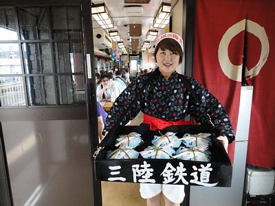 三陸鉄道のこたつ列車では、うに丼も販売