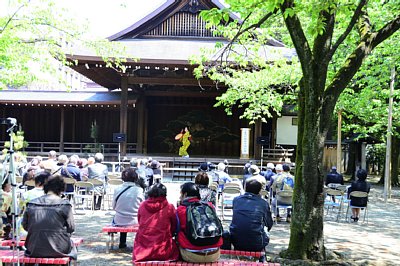 能楽堂では夜桜能のほか、ロックや演歌歌手の奉納コンサートも開催